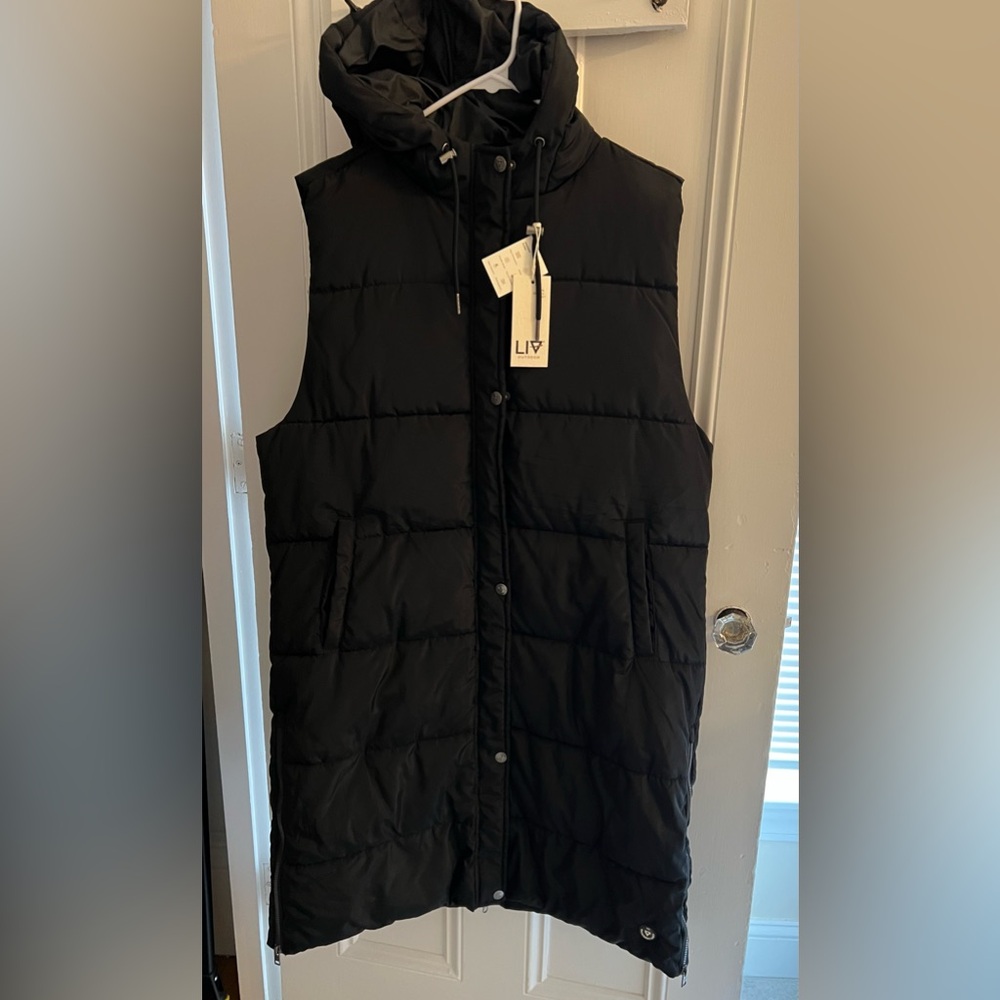 LIV outdoors Large Echo Long vest. NWT